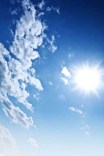 Blauwe bewolkte hemel en zon — Stockfoto