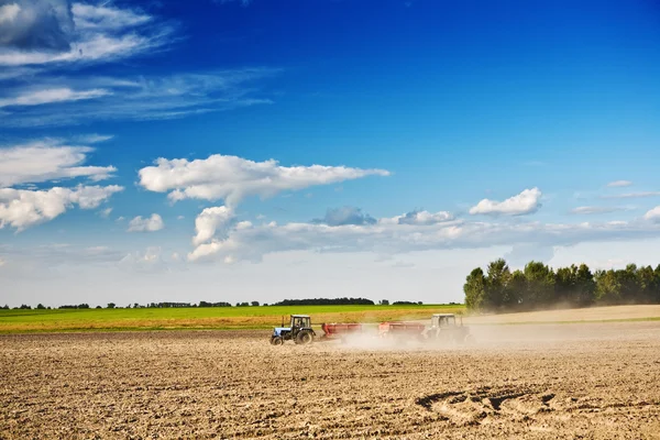 Zwei Traktoren auf dem Feld — Stockfoto