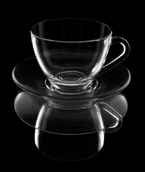 Прозрачная чашка на тарелке — стоковое фото