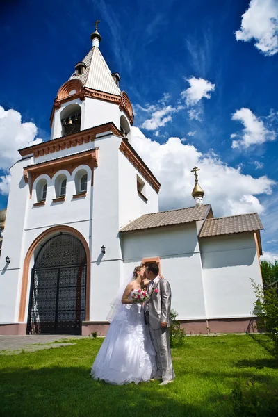 Onlangs getrouwd kus op de kerk — Stockfoto