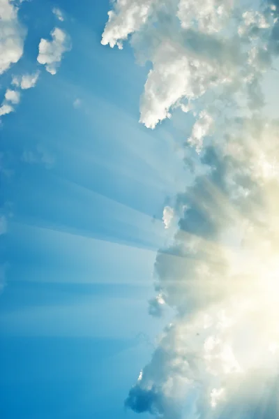 Helder blauwe hemel met zonnestralen — Stockfoto
