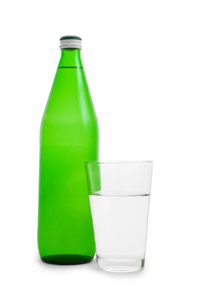 Πράσινο μπουκάλι και ποτήρι με νερό — Φωτογραφία Αρχείου