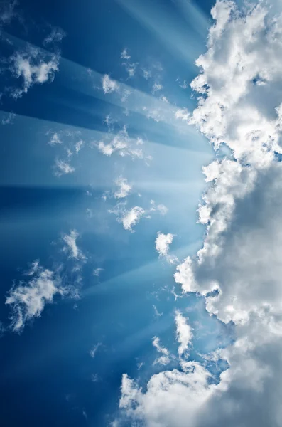Himlen med solstrålar — Stockfoto