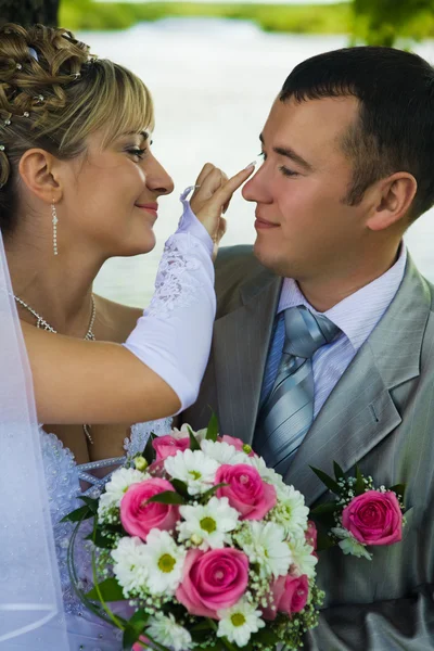 Невеста присматривает за женихом. — стоковое фото