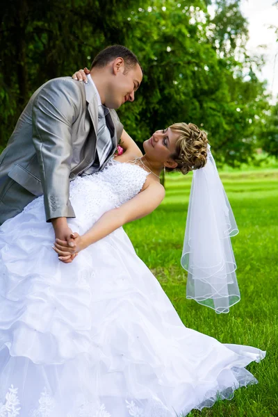 Genç evli çift poz verdi — Stok fotoğraf