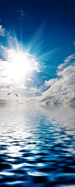 Oceano místico e céu — Fotografia de Stock