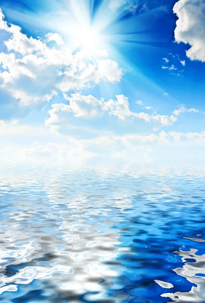 Céu azul bonito com sol e mar — Fotografia de Stock