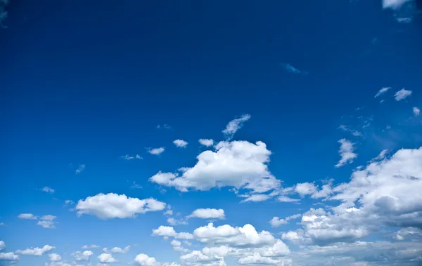Splendido cielo con nuvole cumulo — Foto Stock