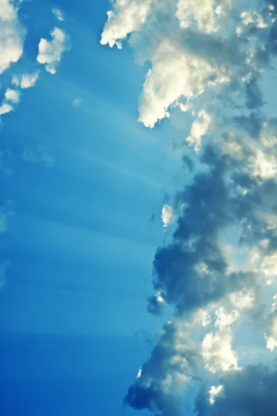 Хмари неба сонячними променями — стокове фото