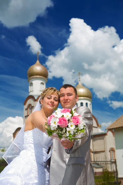 Casal recém-casado em uma igreja — Fotografia de Stock