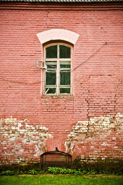 Ancien mur avec fenêtre — Photo