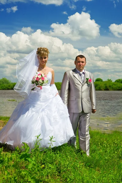 Ślub pary na wybrzeżu rzeki — Zdjęcie stockowe