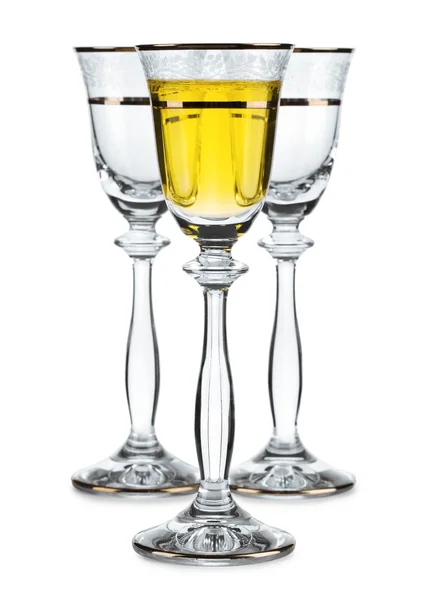 Винное стекло, изолированное белым вином — стоковое фото