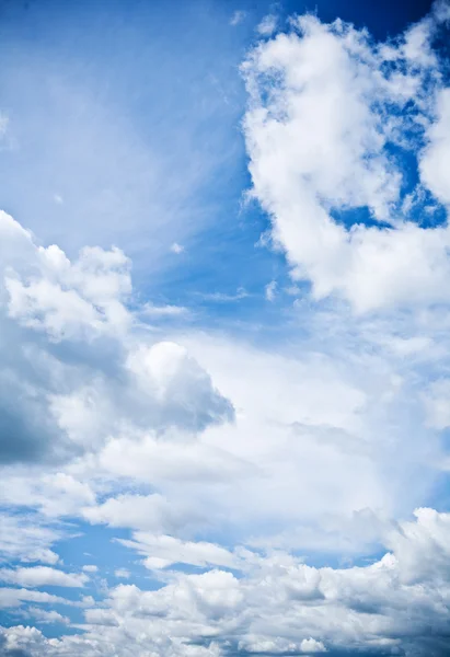 Μπλε ουρανός και άσπρα σύννεφα — Φωτογραφία Αρχείου