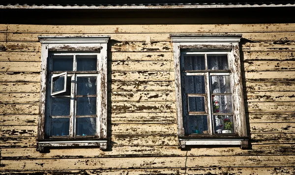 A windows a régi fal — Stock Fotó