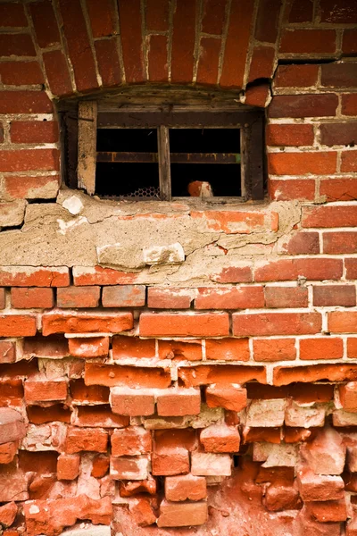 Oude venster in een oude bakstenen muur — Stockfoto