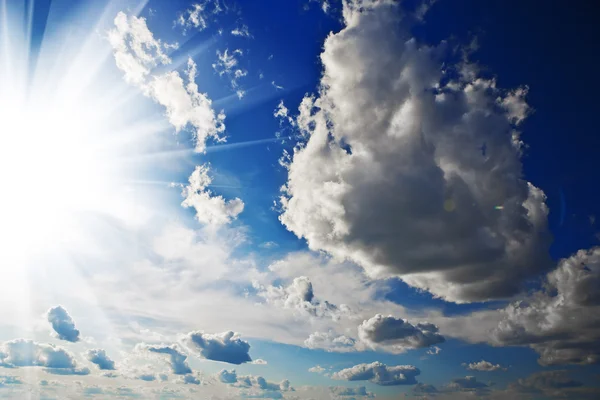 Molnig himmel och solen — Stockfoto