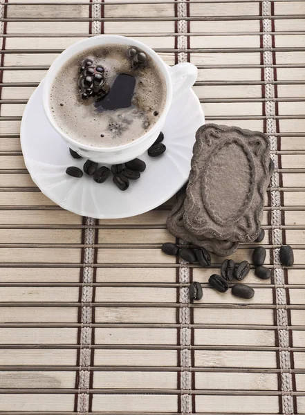 Composição de caneca de café com feijão — Fotografia de Stock