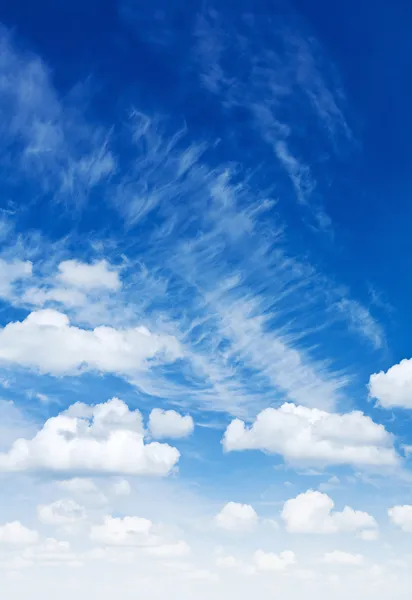 Cumulus en cirrus wolken op een blauwe lucht — Stockfoto