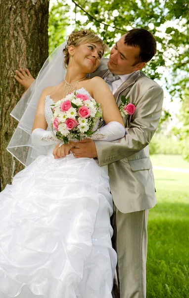 Brudgummen och bruden i park Stockfoto