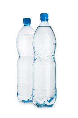iki mavi şişe ile su izole