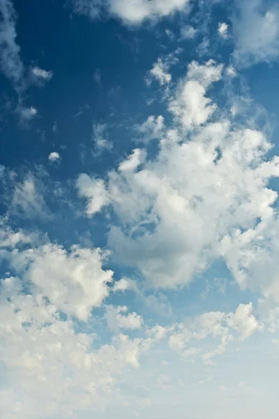 Schoonheid blauwe hemel en cumulus wolken — Stockfoto