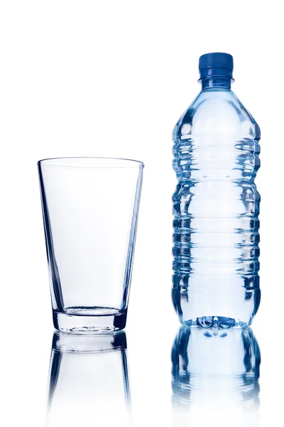 Bottiglia e vetro isolato — Foto Stock