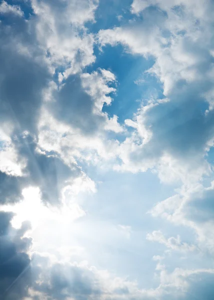 Contrast blauwe hemel met zon — Stockfoto