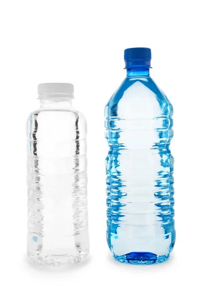 Modré a bezbarvé láhve s vodou — Stock fotografie