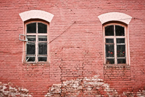 Windows와 함께 오래 된 벽 — 스톡 사진
