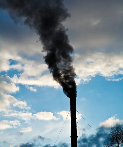 Труба с дымом на небе — стоковое фото