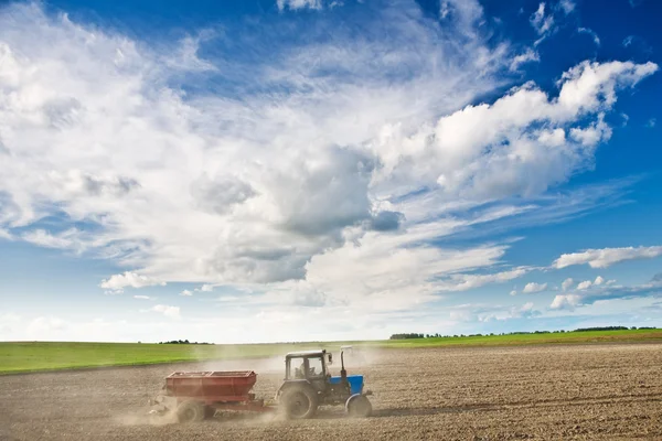 Traitement d'un champ par des tracteurs — Photo