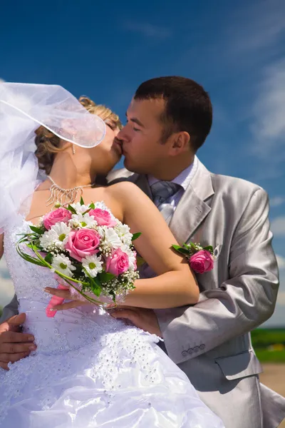 Hochzeitspaar küsst sich — Stockfoto