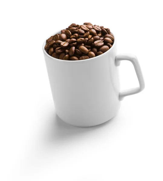 Bílý šálek s kávou zrna — Stock fotografie