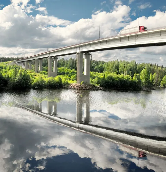 Bro Över Floden — Stockfoto