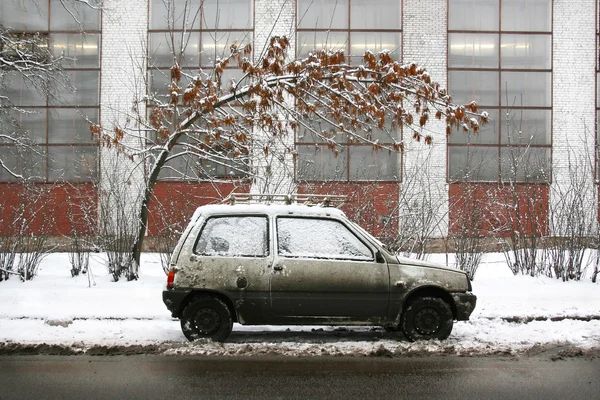 Машина в грязную зиму — стоковое фото