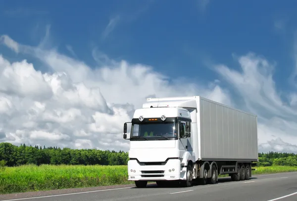 Witte truck op landelijke snelweg — Stockfoto
