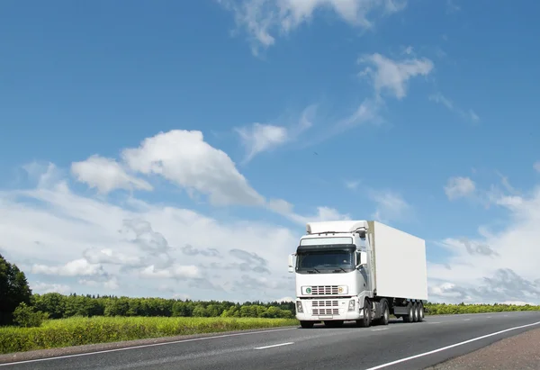 Vit lastbil på land highway — Stockfoto