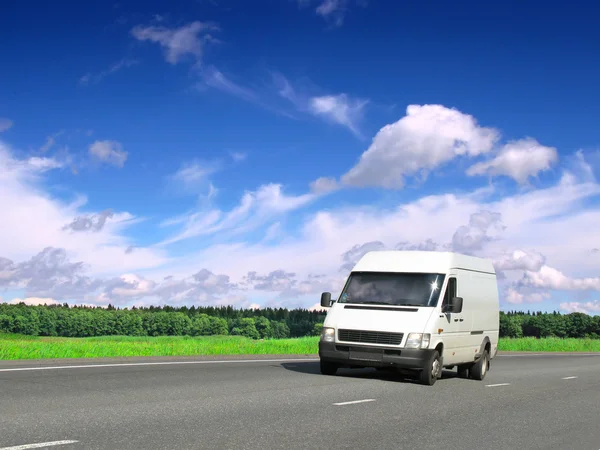 Білий фургон на шосе під блакитним небом — стокове фото
