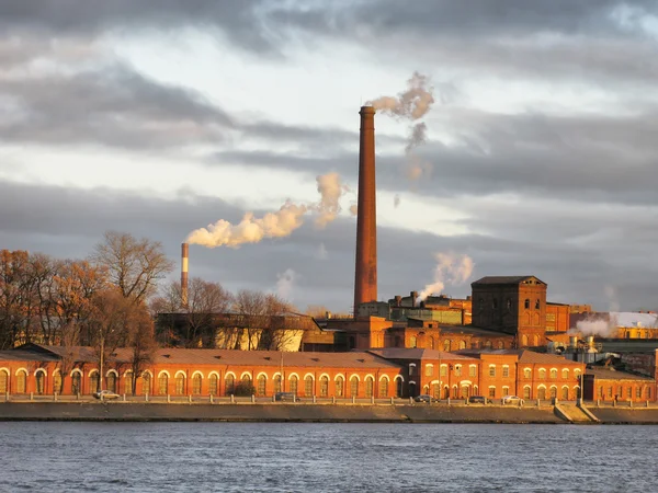 Antigua fábrica en la orilla del río — Foto de Stock