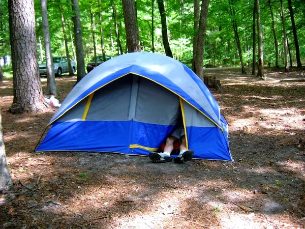 Uma tenda azul em um acampamento — Fotografia de Stock