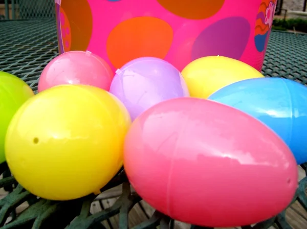Цветные пластиковые пасхальные яйца — стоковое фото