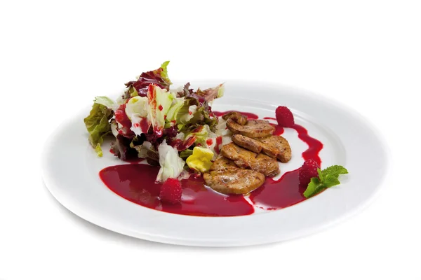 Тарелка с фуа-гра, листья салата — стоковое фото