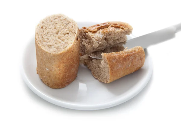 El cuchillo de mesa corta pan —  Fotos de Stock