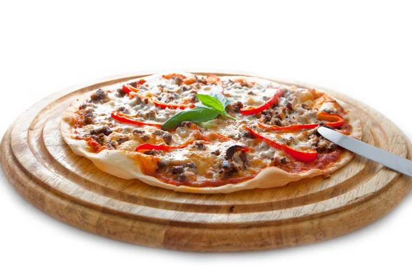 Pizza su un piatto di legno — Foto Stock