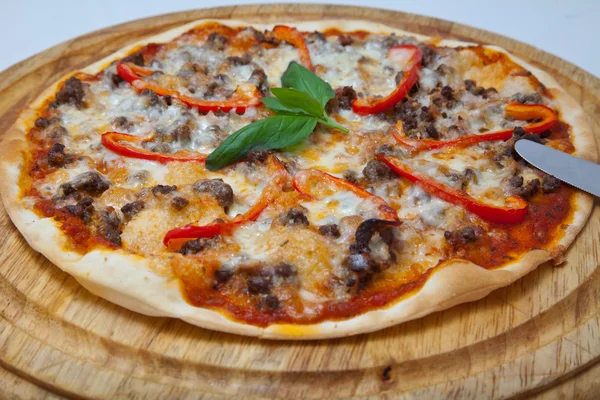 Pizza en un plato de madera — Foto de Stock