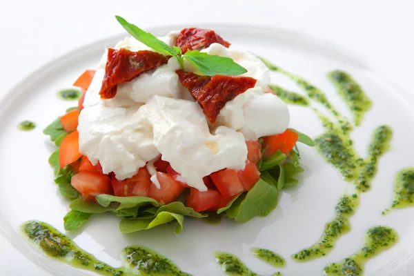Plat aux tomates, salade de ruccola — Photo