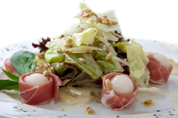 Тарелка с салатом, ветчиной, грушей . — стоковое фото