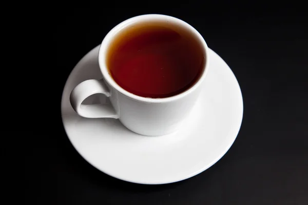 Tazza di tè su sfondo nero — Foto Stock