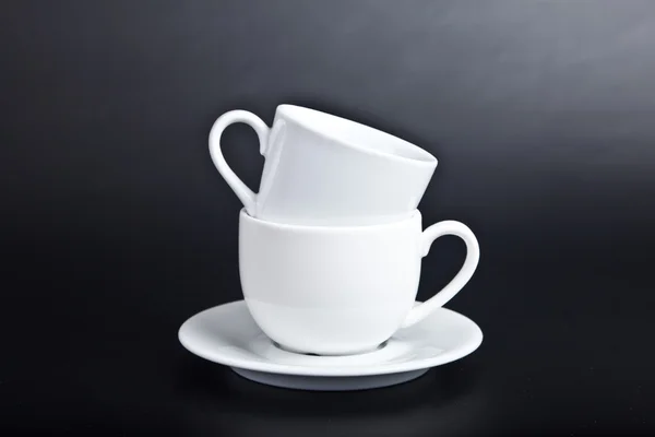 Due tazze di bianco su sfondo nero — Foto Stock